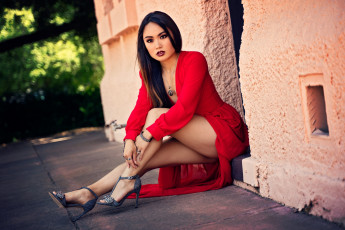 Картинка девушки -unsort+ азиатки красное платье темные волосы женщины модель ноги высокие каблуки ожерелье tracie+dang