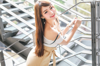Картинка девушки -unsort+ азиатки ограда лестница юбка топ улыбка рыжая