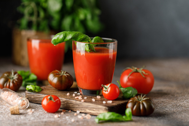 Обои картинки фото еда, напитки,  сок, помидоры, базилик, соль, сок, томатный