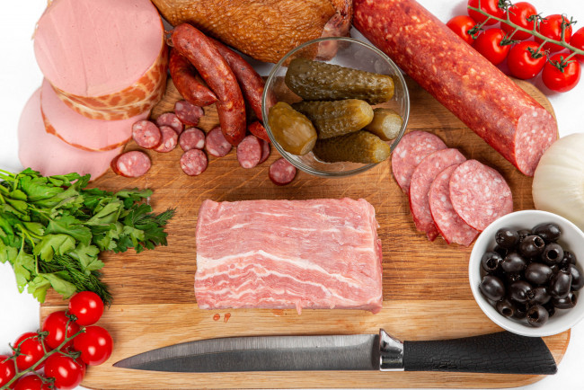 Обои картинки фото еда, разное, мясо, свинина, копченая, колбаса, маслины, соленые, огурцы, помидоры