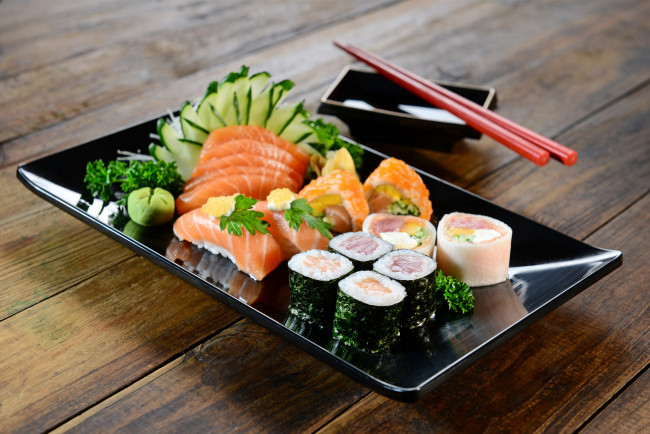 Обои картинки фото еда, рыба,  морепродукты,  суши,  роллы, японская, кухня, роллы, суши, ассорти