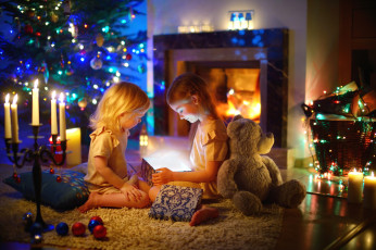 Картинка разное дети девочки камин ёлка свечи игрушки