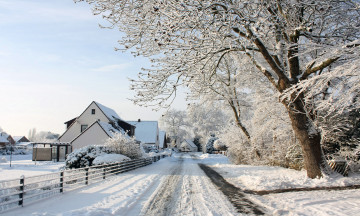 обоя природа, зима, дорога, следы, снег, солнце, зимний, день, забор, дома, village, посёлок, деревенька