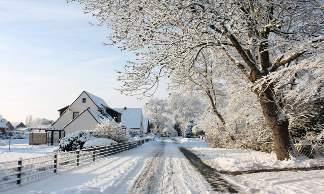 Обои картинки фото природа, зима, дорога, следы, снег, солнце, зимний, день, забор, дома, village, посёлок, деревенька