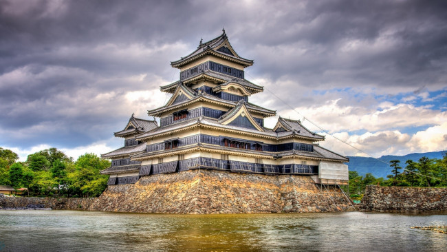 Обои картинки фото matsumoto castle,  japan, города, замки Японии, мацумото, замок, crow, castle, japan, matsumoto, вода, ворона, Япония