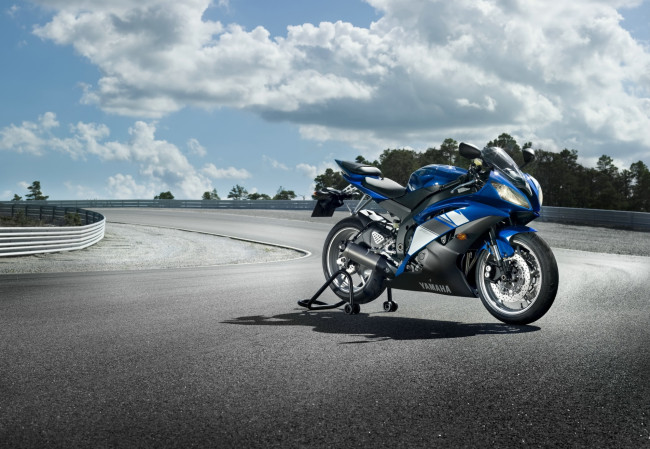 Обои картинки фото мотоциклы, yamaha, на, дороге, синего, цвета