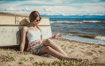 Картинка девушки -unsort+ блондинки очки песок майка волны трава море пляж юбка