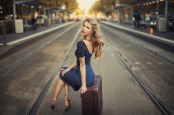 Картинка девушки -unsort+ блондинки блондинка чемодан рельсы город