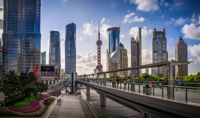 Обои картинки фото города, шанхай , китай, bank, of, shanghai, headquarters, люди, улица, oriental, pearl, tower, сад, автобусная, остановка, шанхай