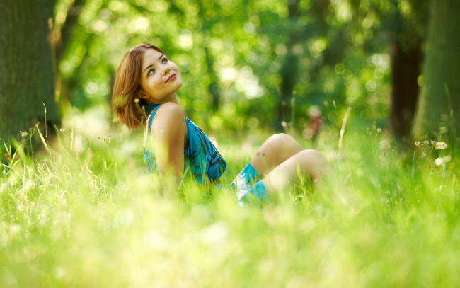 Обои картинки фото девушки, -unsort , рыжеволосые и другие, лес, трава, улыбка, рыжая