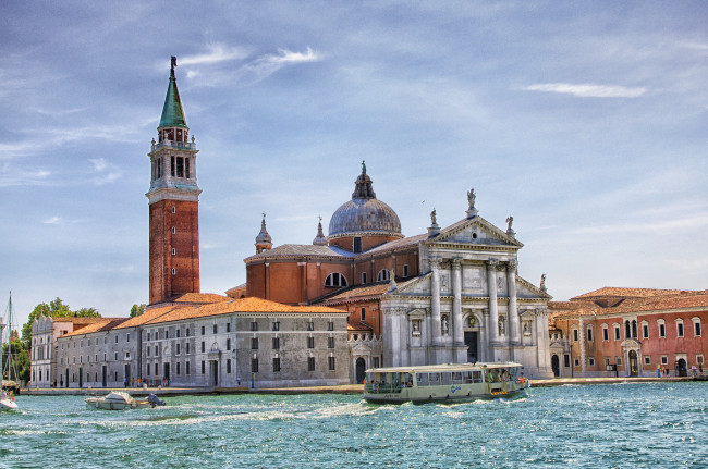 Обои картинки фото города, венеция , италия, колокольня, церковь, сан-джорджо, маджоре, канал, катер, венеция, небо