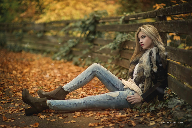 Обои картинки фото девушки, -unsort , блондинки, блондинка, джинсы, ботинки, куртка, забор, осень