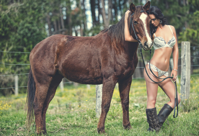 Обои картинки фото девушки, -unsort , брюнетки,  шатенки, девушка, травка, лошадь, стоит, брюнетка, модель