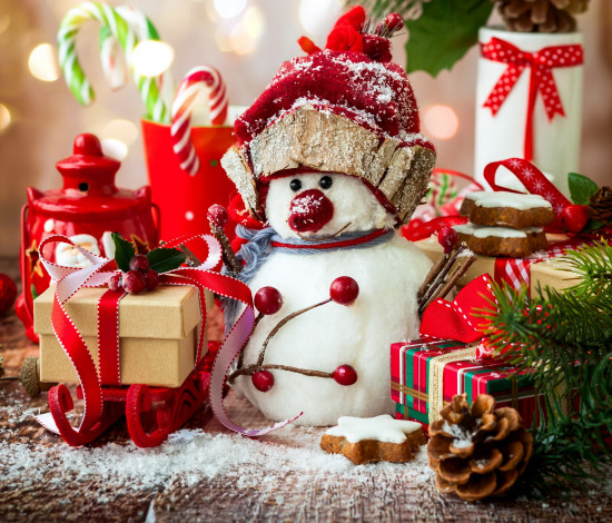 Обои картинки фото праздничные, снеговики, подарки, снеговик, шишки, леденцы