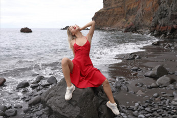 Картинка девушки -+блондинки +светловолосые море скалы камни блондинка поза красное платье avery