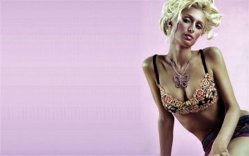 Картинка девушки paris+hilton блондинка ожерелье белье