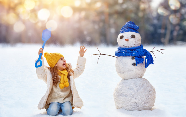 Обои картинки фото разное, дети, девочка, лопата, снеговик, снег