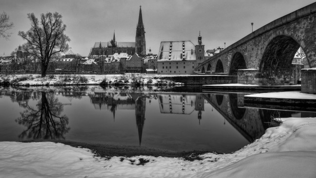 Обои картинки фото регенсбург, германия, города, река, зима, снег, мост, собор