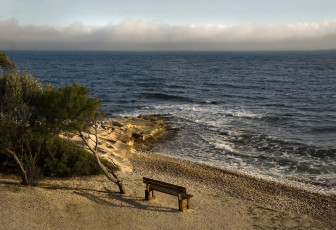 обоя природа, побережье, горизонт, скамейка, галька, пляж, океан