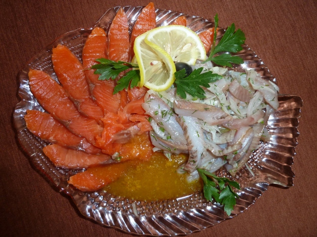 Обои картинки фото еда, рыба,  морепродукты,  суши,  роллы, лосось, селедка, лимон