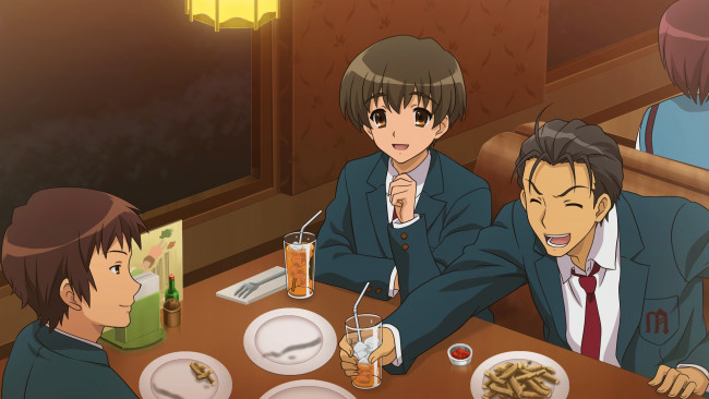 Обои картинки фото аниме, the melancholy of haruhi suzumiya, тарелки, kunikida, кафе, kyon, стол, лёд, стаканы, парни, taniguchi