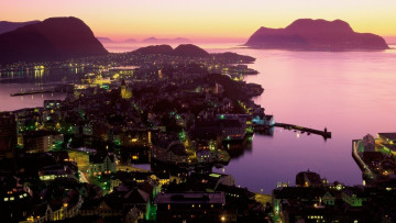Картинка alesund +norway города -+огни+ночного+города скалы залив море небо вечер закат огни здания дома город