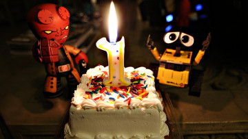Картинка праздничные день+рождения 1 свеча огонь торт игрушки лего робот