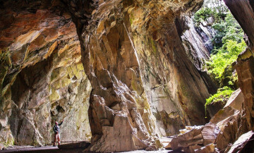 Картинка природа горы зелень человек скалы пещера