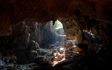 Картинка природа горы свет лучи пещера камни скала