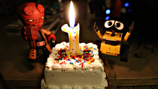 Обои картинки фото праздничные, день рождения, 1, свеча, огонь, торт, игрушки, лего, робот
