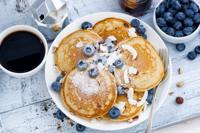Обои картинки фото еда, блины,  оладьи, кофе, голубика, оладьи, панкейк, завтрак