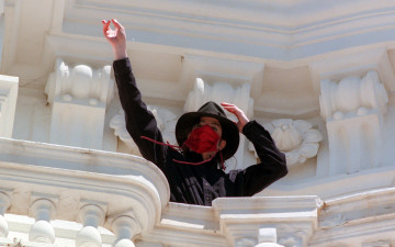 Картинка музыка michael+jackson рубашка маска шляпа майкл джексон здание балкон жест