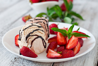 Картинка еда мороженое +десерты лакомство ягоды клубника мята