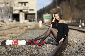 Картинка девушки -+брюнетки +шатенки брюнетка поза черное платье красные туфли