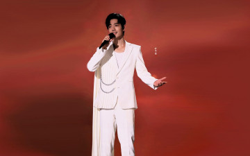 Картинка мужчины xiao+zhan актер костюм шлейф микрофон сцена