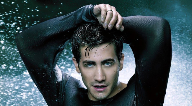 Обои картинки фото мужчины, jake gyllenhaal, актер, лицо, свитер, вода