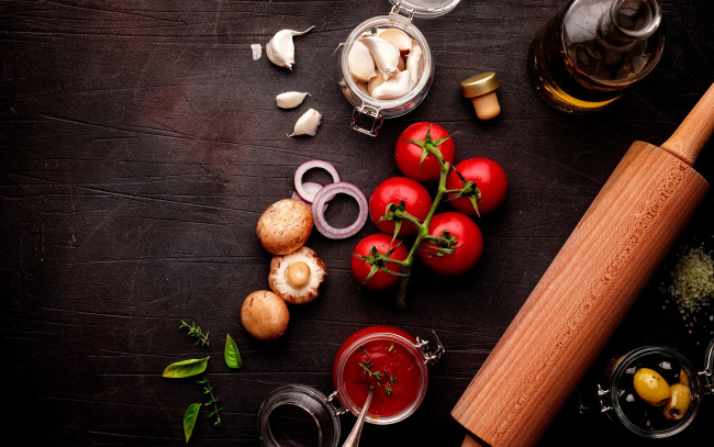 Обои картинки фото еда, овощи, чеснок, помидоры, лук, оливки, шампиньоны