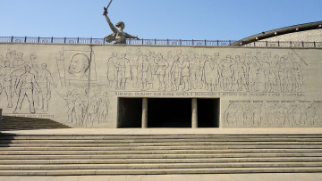 Картинка города памятники скульптуры арт объекты стена с барельефами мамаев курган