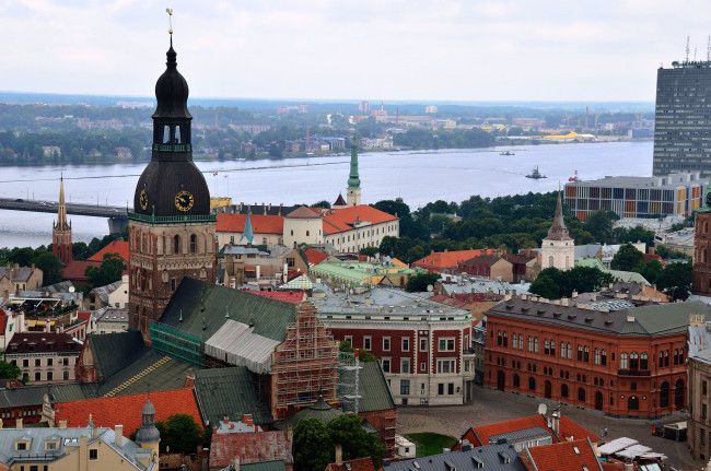 Обои картинки фото города, рига, латвия, дома, крыши, собор, река