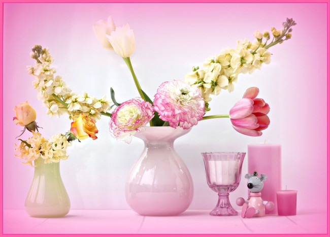 Обои картинки фото цветы, разные, вместе, ранункулюс, тюльпан, гиацинт, роза, левкой, матиола, ваза, свечи, мышонок