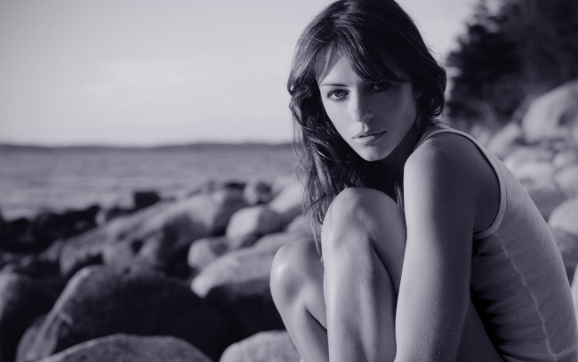 Обои картинки фото девушки, elizabeth hurley, девушка, берег, море, камни, чёрно-белая