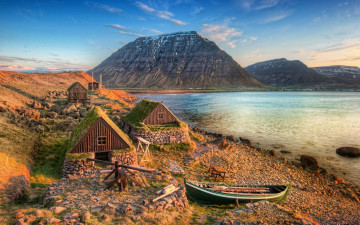 Картинка природа побережье лодка берег домики камни горы озеро