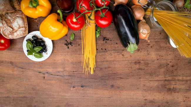 Обои картинки фото еда, разное, баклажан, перец, спагетти, базилик, маслины, томаты, помидоры