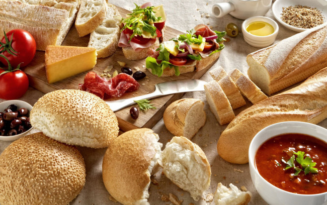 Обои картинки фото еда, хлеб,  выпечка, сыр, колбаса, маслины, выпечка, бутерброд, томаты, помидоры