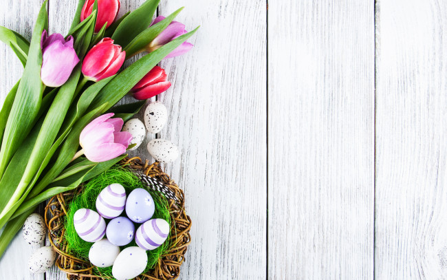 Обои картинки фото праздничные, пасха, цветы, яйца, colorful, тюльпаны, happy, wood, pink, flowers, tulips, easter, purple, eggs, decoration