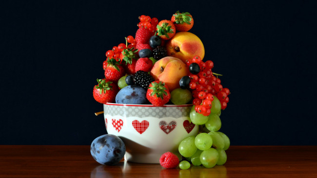 Обои картинки фото еда, фрукты,  ягоды, персики, сливы, виноград, клубника