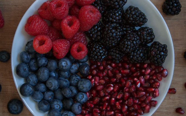 Обои картинки фото еда, фрукты,  ягоды, гранат, малина, ежевика, черника