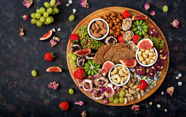 Обои картинки фото еда, разное, хлеб, орехи, инжир, ягоды