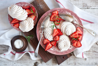 Картинка еда мороженое +десерты ягоды клубника безе десерт