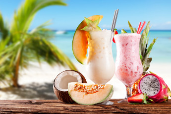 обоя еда, напитки,  коктейль, пляж, море, молочные, коктейли, кокос, дыня, клубника, ананас